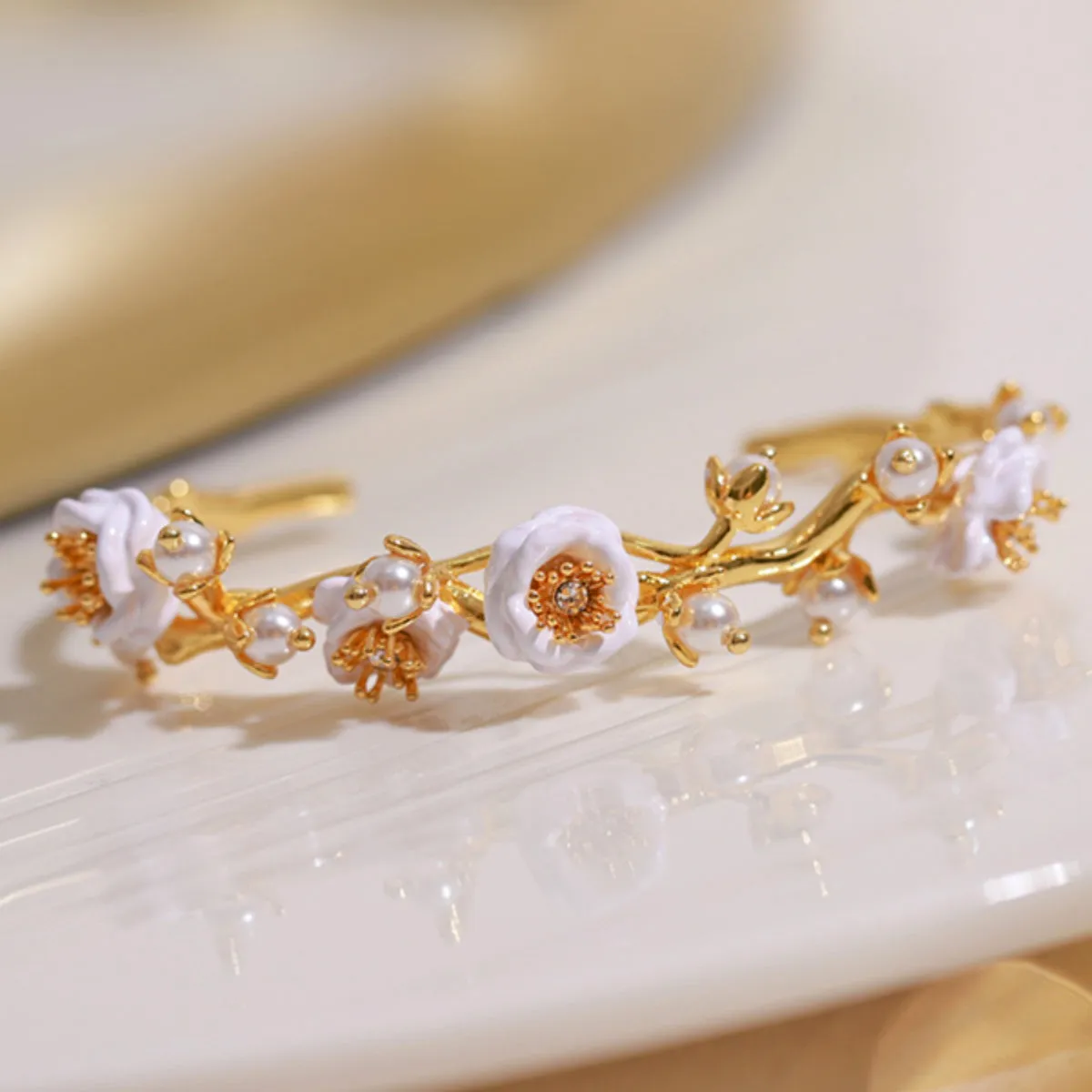 White Rose Branch Shaped Pearl Bracelet-i7bags